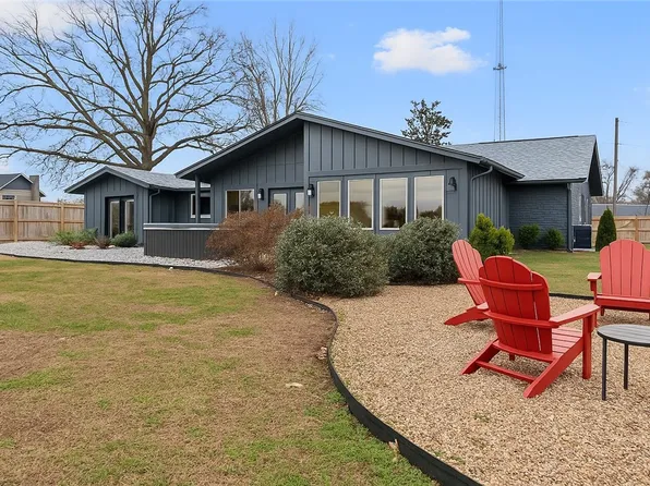 1102 NW 11th St, Bentonville, AR 72712