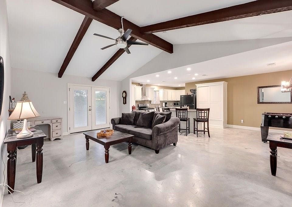 1st image of 601 E Oak Dr