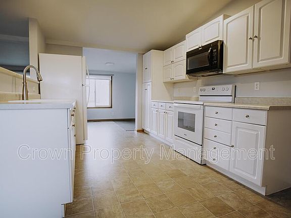 5th image of 130 W Reserve Dr
