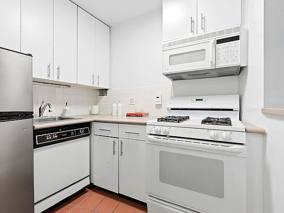 4th image of 2 Charlton St APT 11B