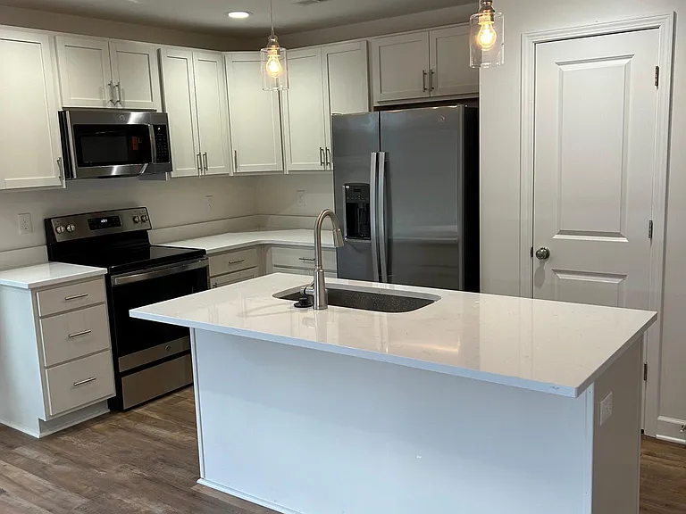 728 Jonas Cir — Photo 2