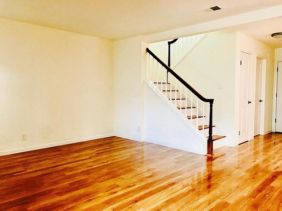 4th image of 265 S Bayview Ave