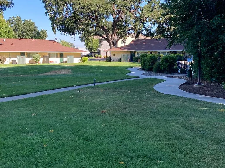 Lassen Villa Apartments — Photo 19