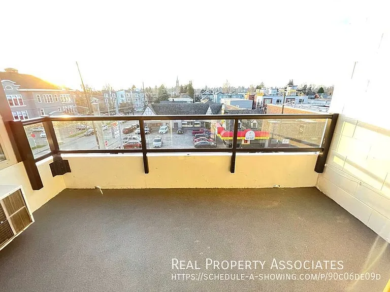 5200 University Way NE #402 — Photo 22