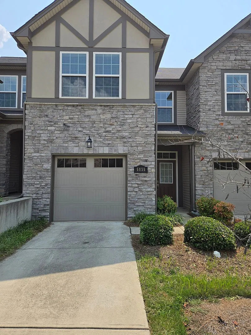 Beautiful 3-Bedroom Townhome In Berewick Holiday Move-In Special! — Photo 1