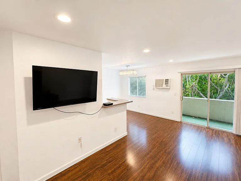 1351 N Orange Dr — Photo 6
