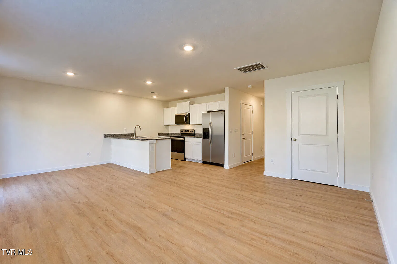 3 bed, 2.5 bath, 1381 sqft, $1,830 — Photo 4