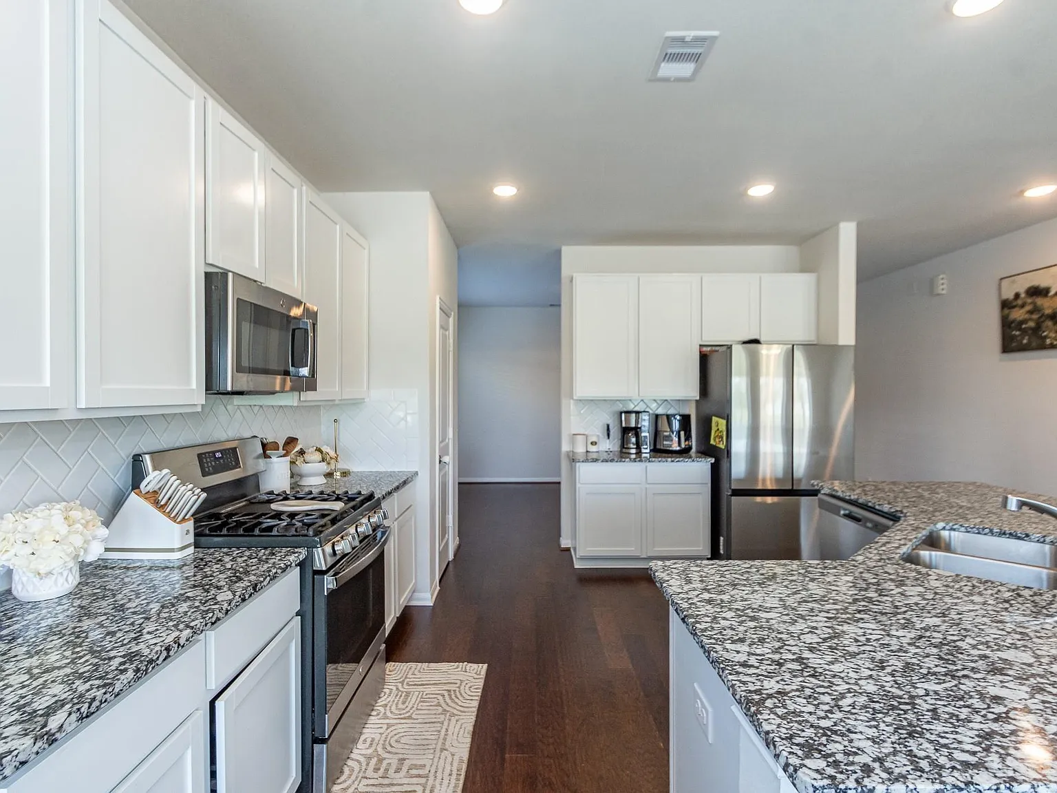 3 bed, 2.5 bath, 2186 sqft, $2,600 — Photo 4