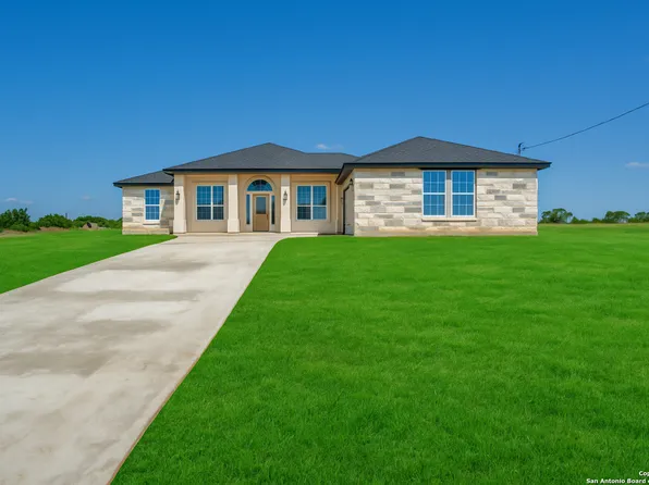 171 Hidden Ranch, Floresville, TX 78114