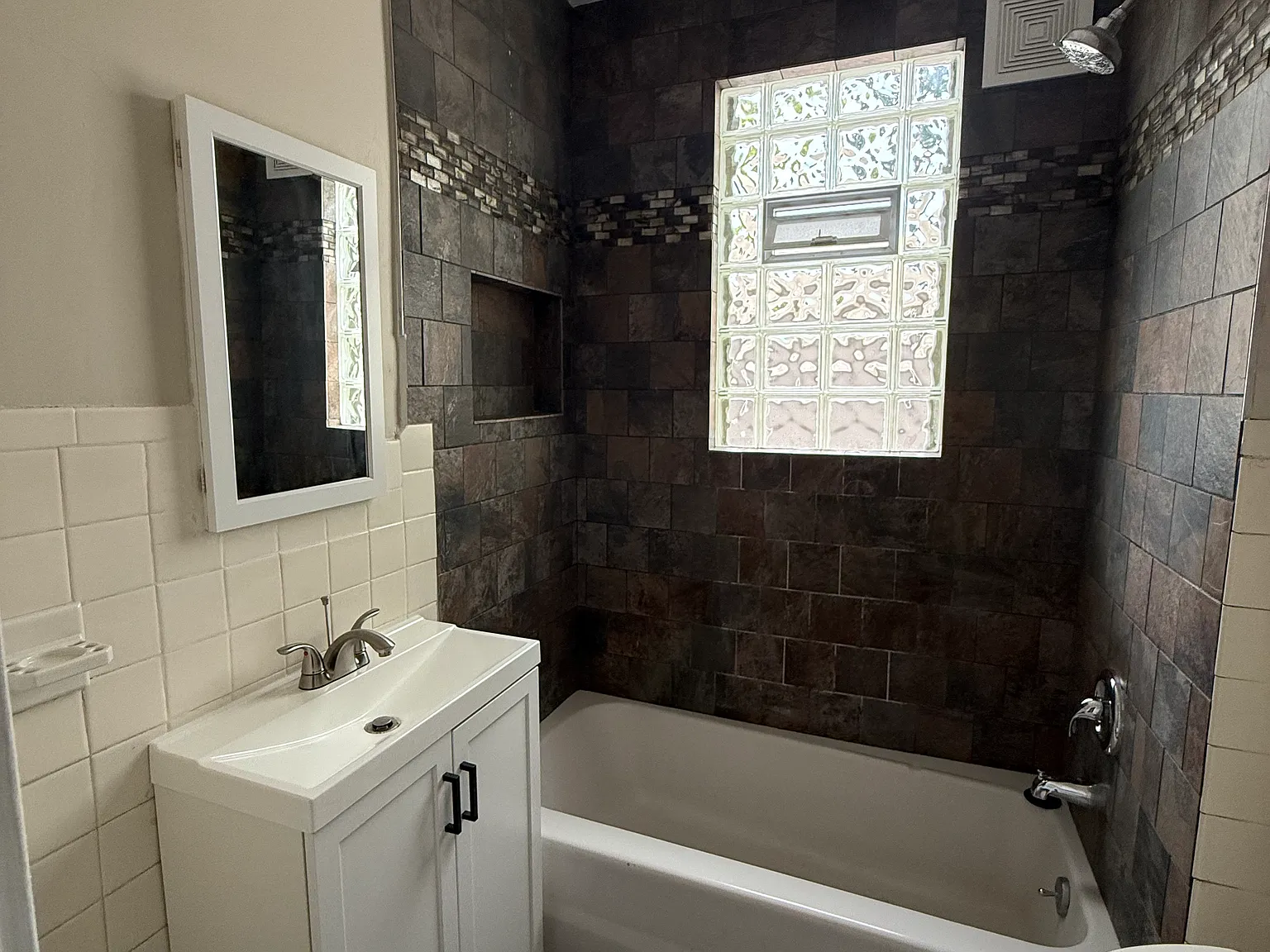 1 bed, 1000 sqft, $1,225 — Photo 4
