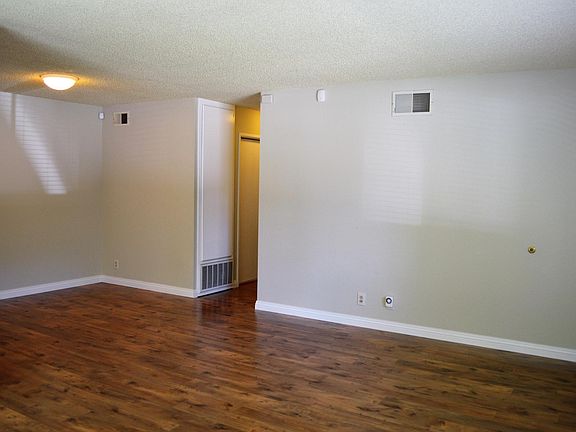 Wood-like vinyl plank flooring