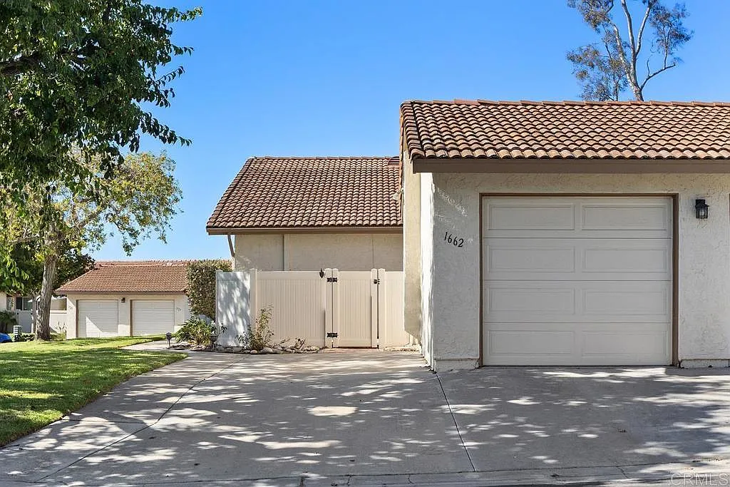 3 bed, 1056 sqft, $4,100 — Photo 2