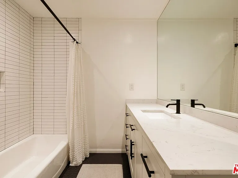 3414 N Knoll Dr — Photo 17