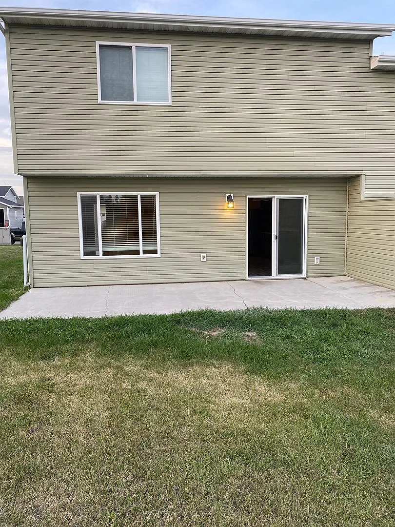 3 Bedroom 2 1/2 Bath Twin Home Sorry No Pets — Photo 1