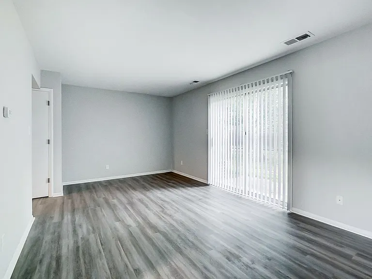 Fairview Court Apartments — Photo 9