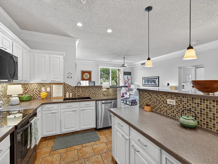 2080 Shamrock Dr — Photo 11