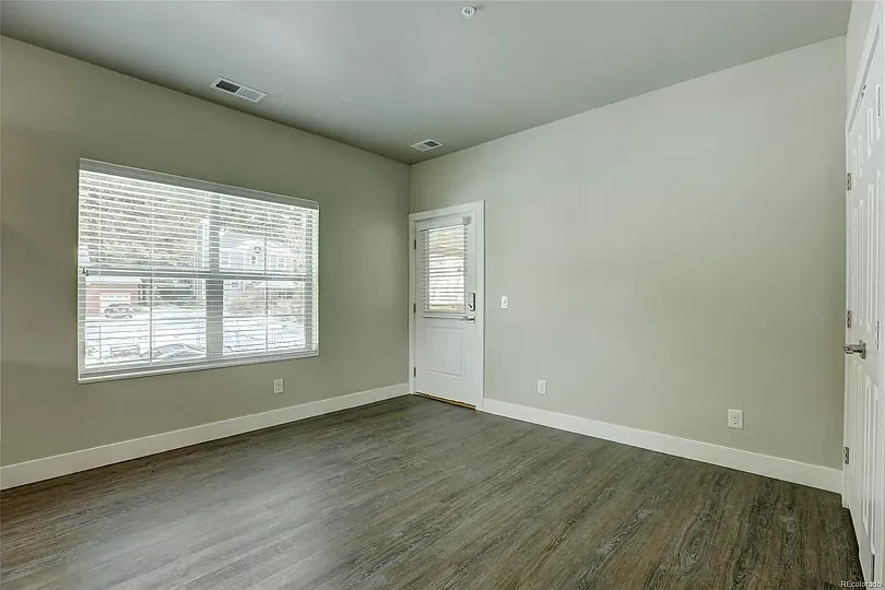 3 bed, 900 sqft, $2,150 — Photo 2
