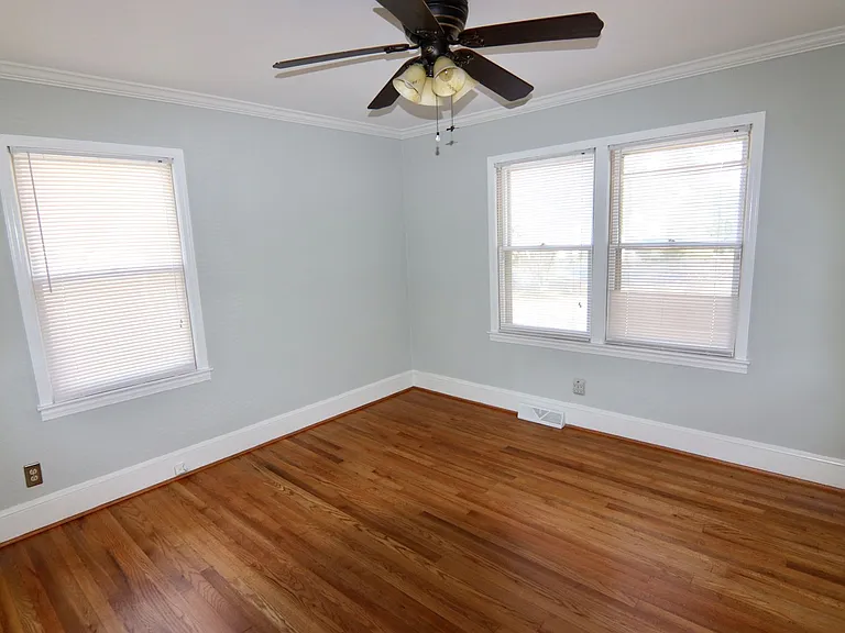1058 Eastwood Dr — Photo 8