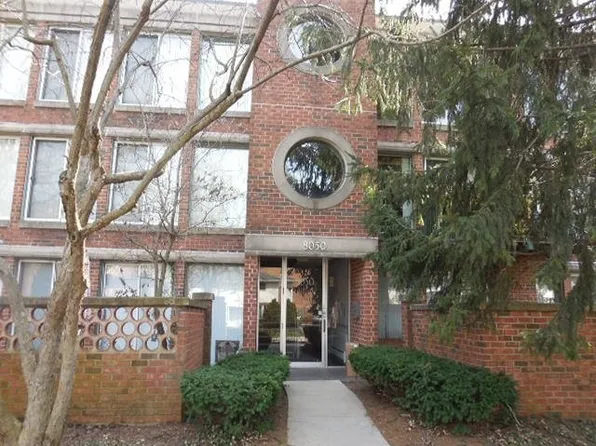 8050 Arbor Ln APT 303, Northfield, IL 60093