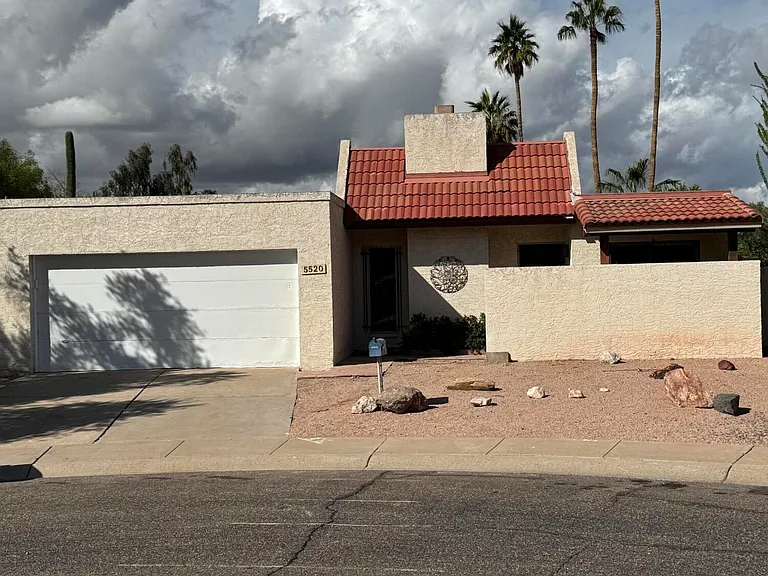 5520 N 77th Pl — Photo 2
