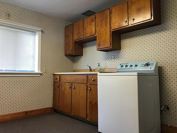 Very Clean Kitchen with HE Washer and Dryer