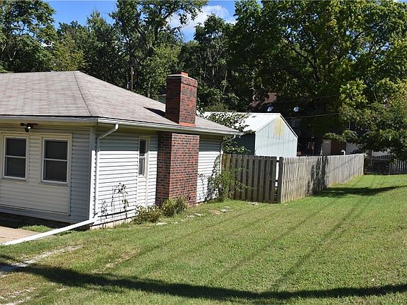 2nd image of 1601 N Rogers St