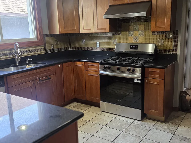 220 S Austin Blvd — Photo 4