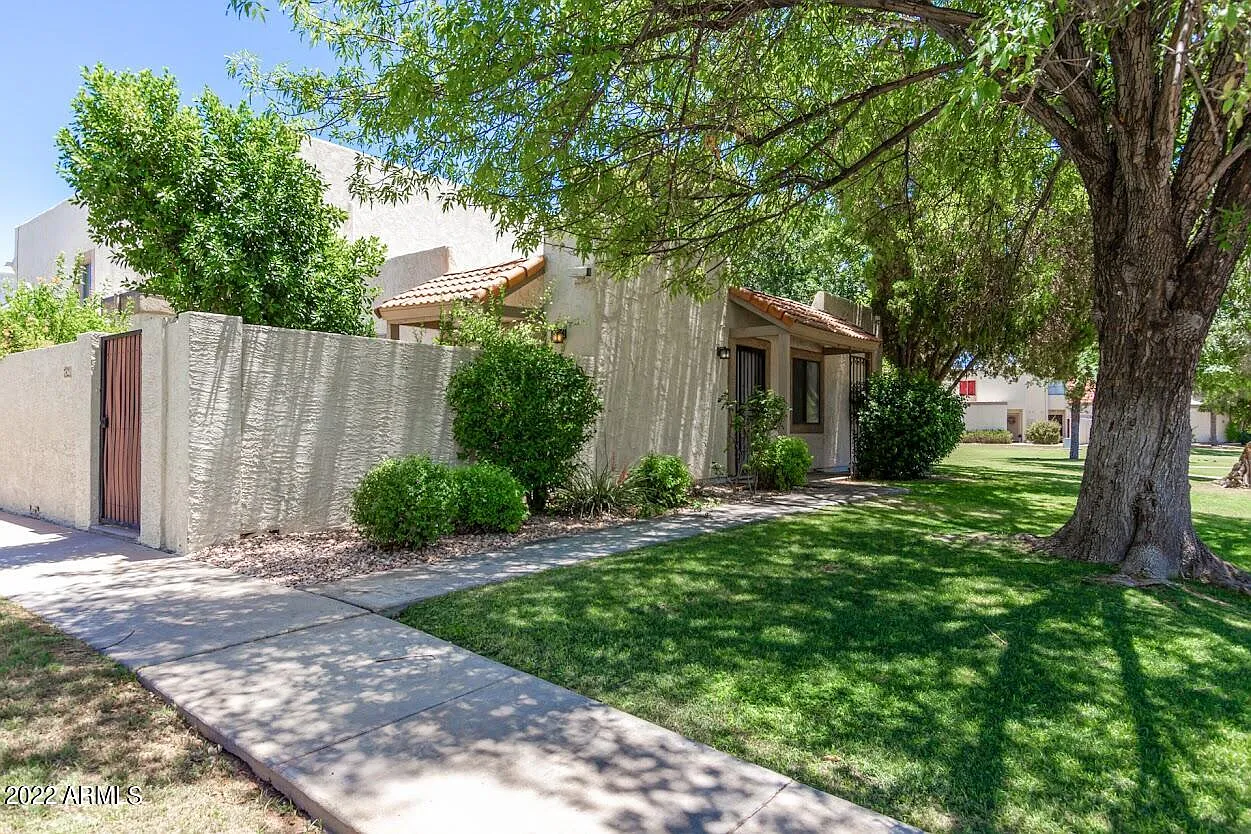 2 bed, 1.0 bath, 792 sqft, $1,950 — Photo 2