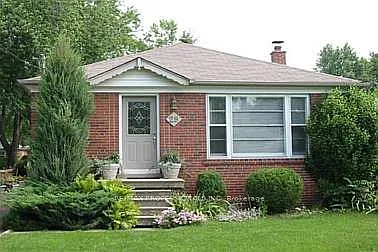 29 Maple Ave N — Photo 1