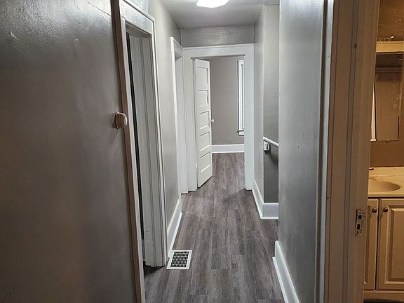 3rd image of 827 1 1/2 High St