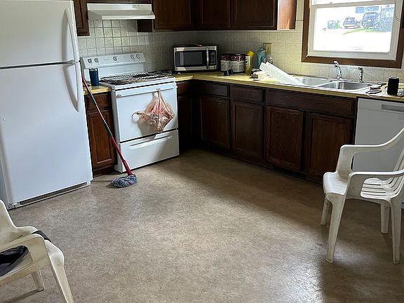 2nd image of 1081 Benton St