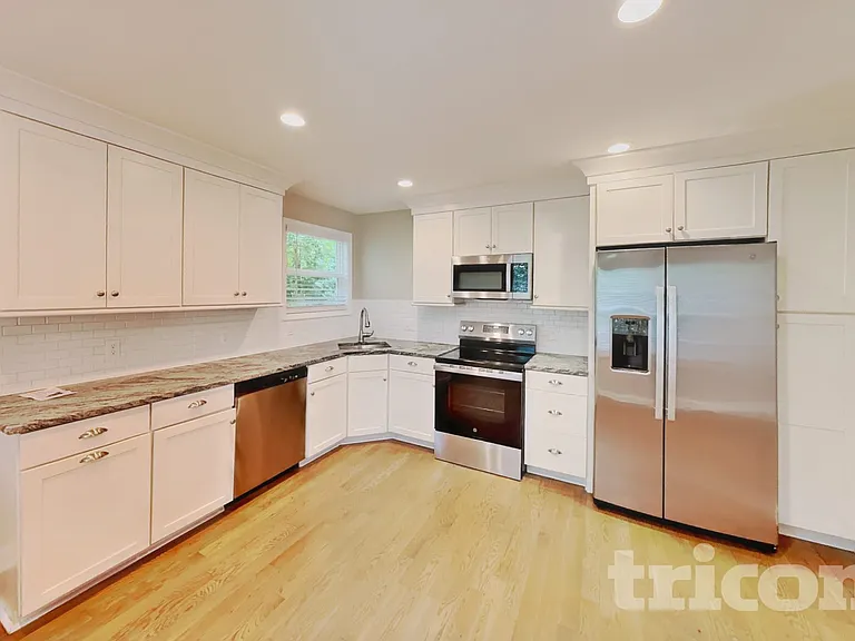 1026 Chelsea Dr — Photo 4