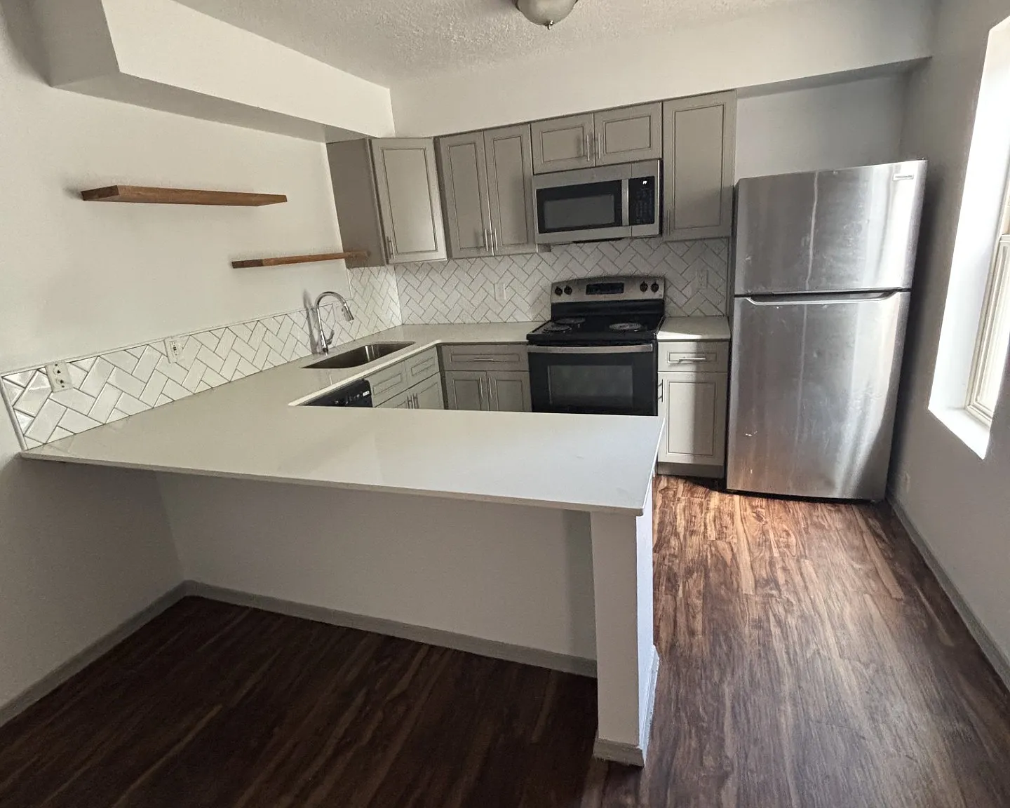 Beautiful 2 Bedroom Casita w/ Yard in Gated NE Heights Compound — Photo 3