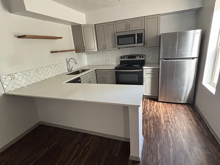Beautiful 2 Bedroom Casita w/ Yard in Gated NE Heights Compound — Photo 5