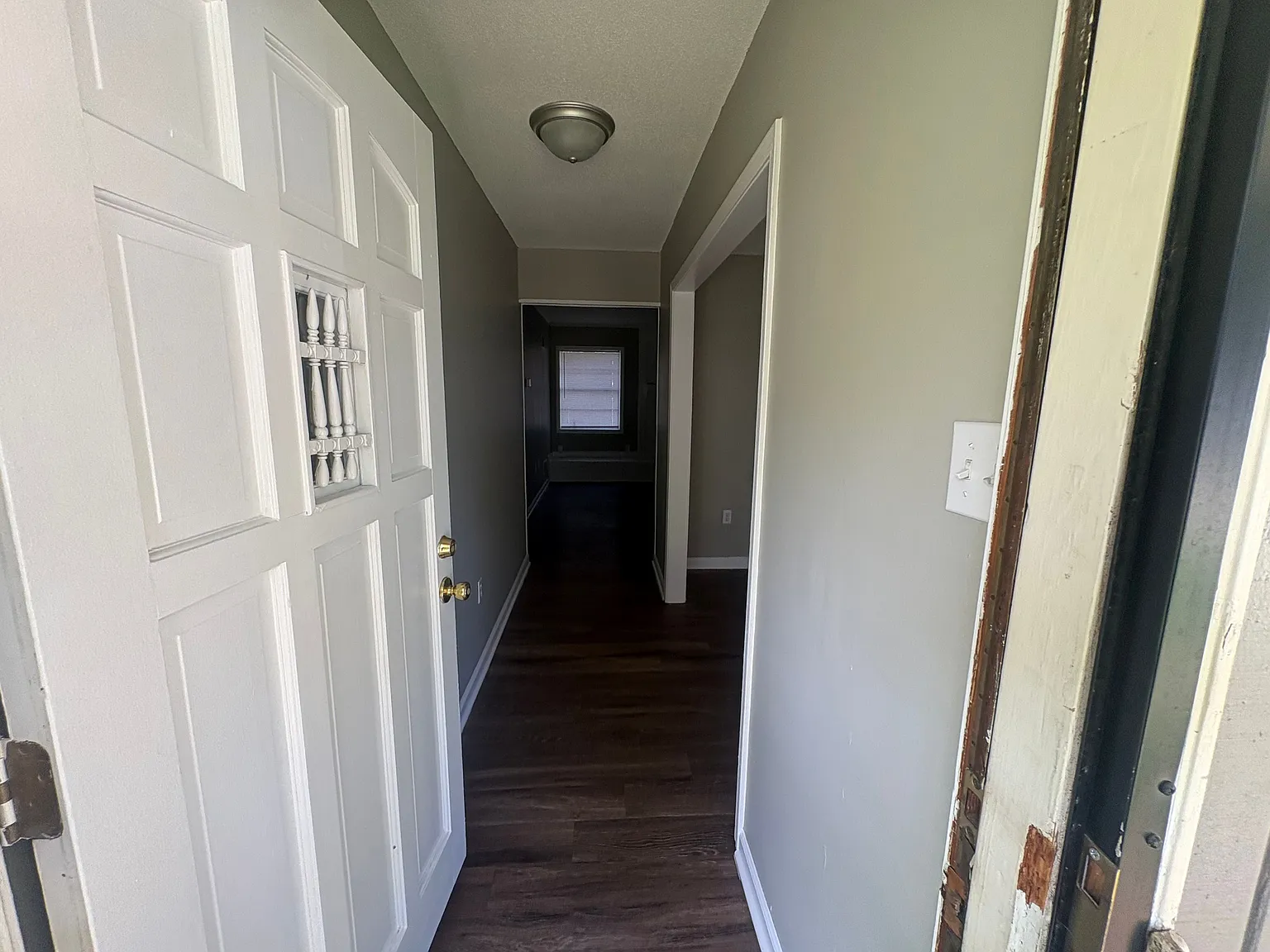 Spacious Single-Story Home with Family Den & Attached Garage — Photo 2