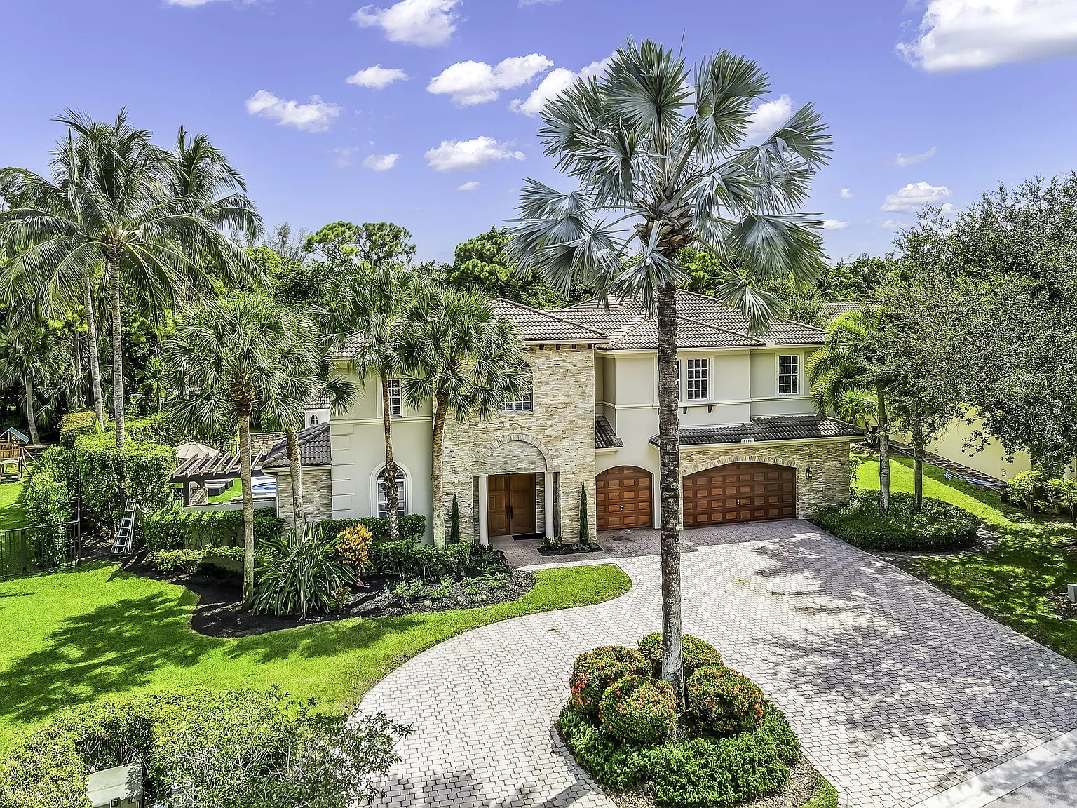 6 bed, 4.5 bath, 5591 sqft, $15,000 — Photo 4
