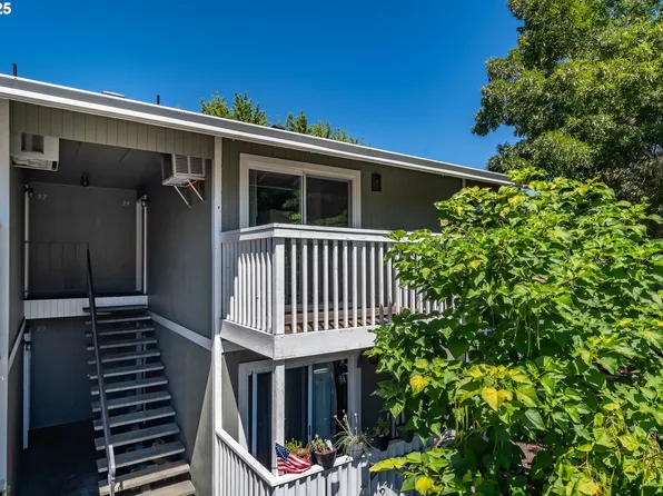 885 NE Sunset St APT 34, Roseburg, OR 97470