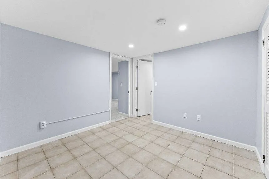 Two bedroom Ground level NO Fee — Photo 4