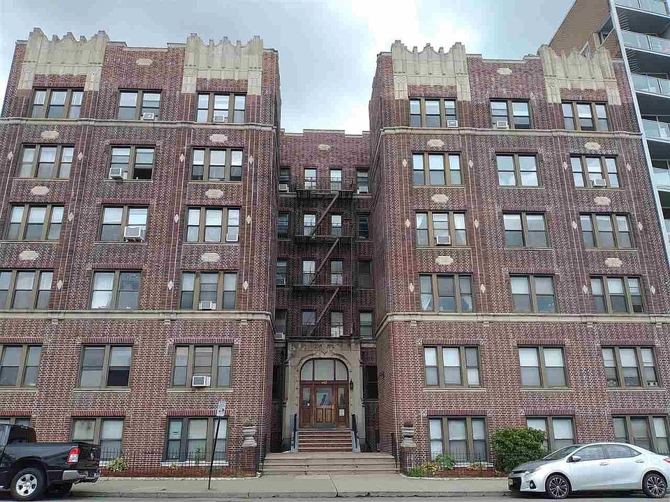1st image of 883 Boulevard E APT 3C