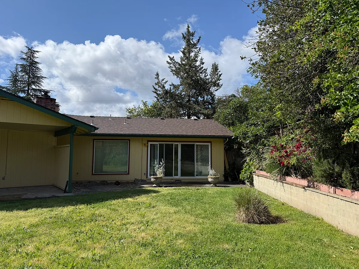 Building Photo - 700 NW Amelia Dr