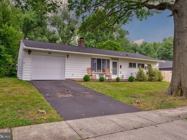 10 Timber Ln, Levittown, PA 19054