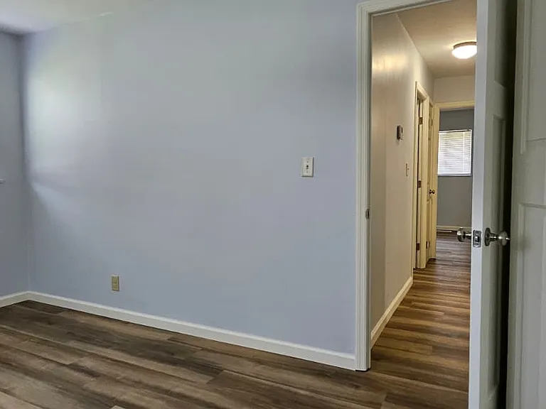 254 Prince Of Wales Dr — Photo 11