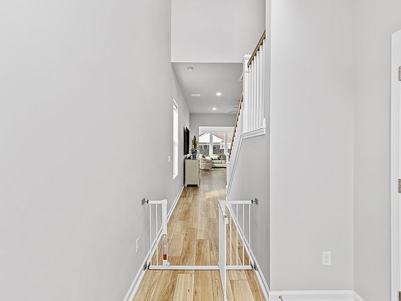 5th image of 4127 Collins Dr