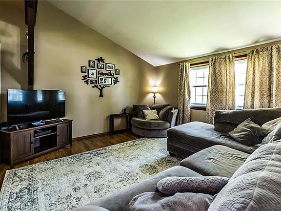 3rd image of 8002 Evesborough Dr