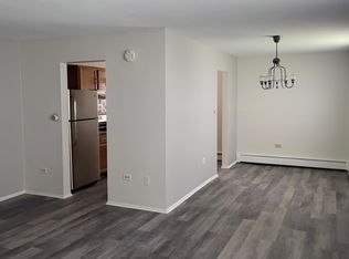 1160 Surrey Dr #B, Glen Ellyn, IL 60137