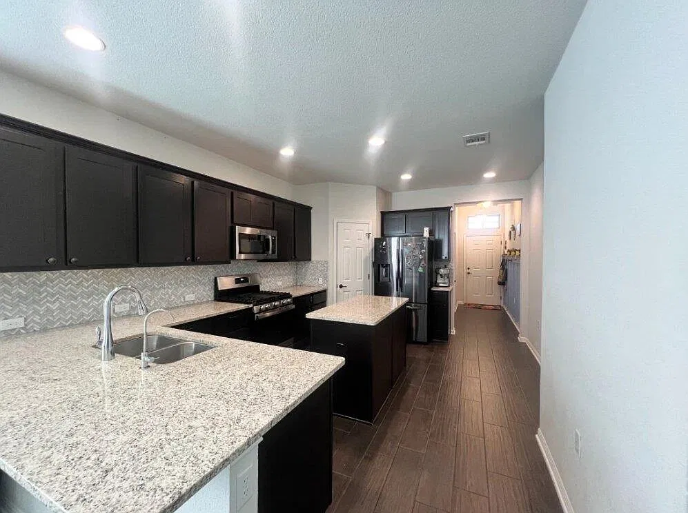 3 bed, 2.0 bath, 1729 sqft, $2,200 — Photo 3