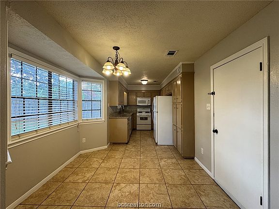 3rd image of 2807 Jennifer Dr