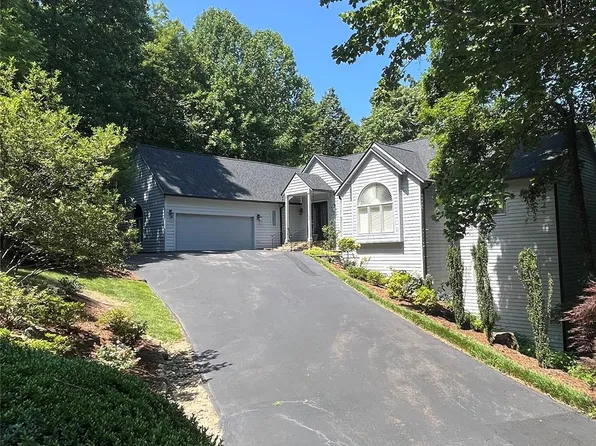 135 Poplar Loop Dr, Flat Rock, NC 28731