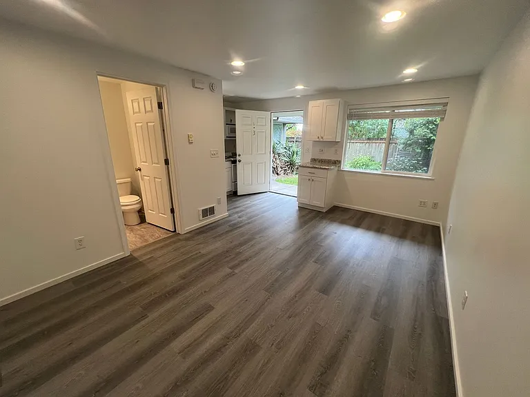 4048 2nd Ave NE — Photo 3