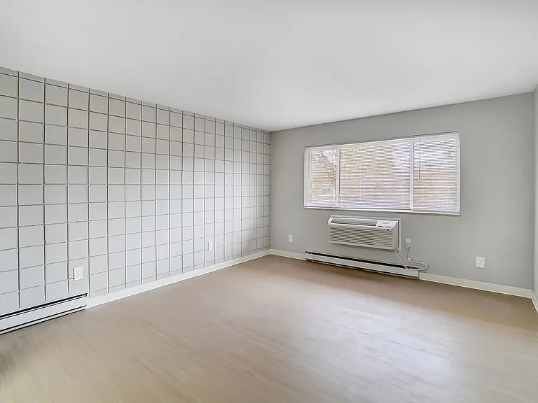 Hickory Creek Apartments — Photo 10